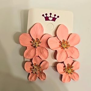 PINK FLOWER DESIGN EARRING.